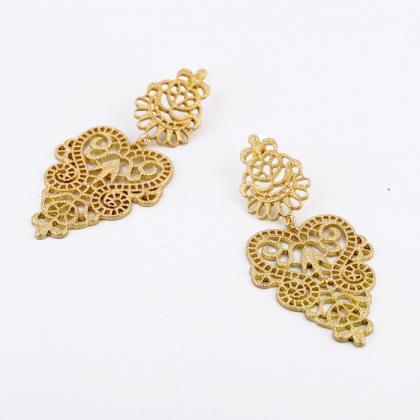 Selling Elegant Gold Color Metal Hollow Earrings..